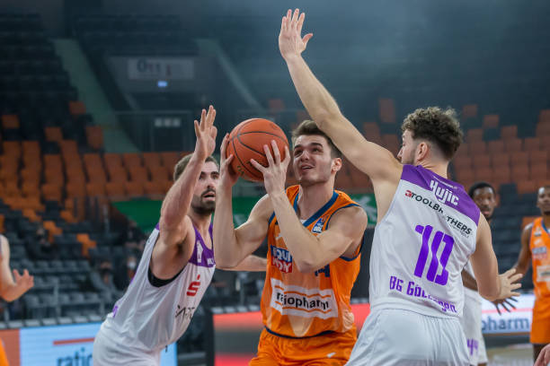 球迷们眼前 球迷们眼前